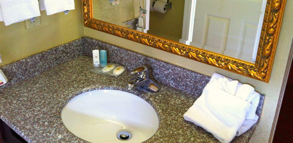 Baymont By Wyndham On The River Hotel